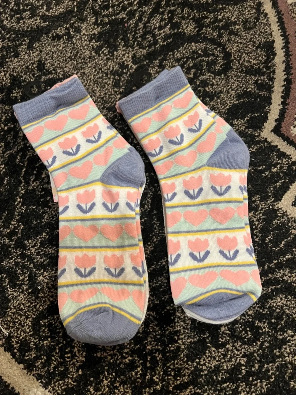 NWT 4 pairs floral chick women’s socks (Sz4-10)